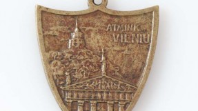 Ženklas „Atmink Vilnių.1323–1923”. Žalvaris