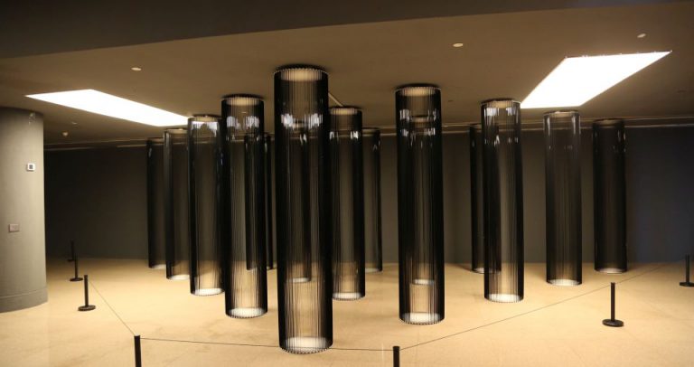 Parodos „Lietuvos menas: peizažinis mąstymas“ Kinijos nacionaliniame dailės muziejuje Pekine ekspozicijos fragmentas. Žilvinas Kempinas. Kolonos. 2006. Iš Lewben Art Foundation kolekcijos