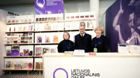 Lietuvos nacionalinio dailės muziejaus stendas Vilniaus knygų mugėje